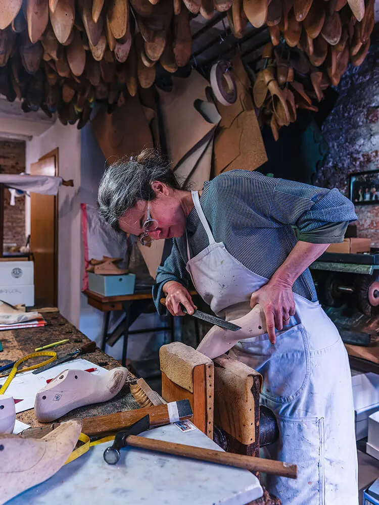 Creazione contenuti fotografici — Gabriele Gmeiner calzolaia al lavoro nel suo atelier