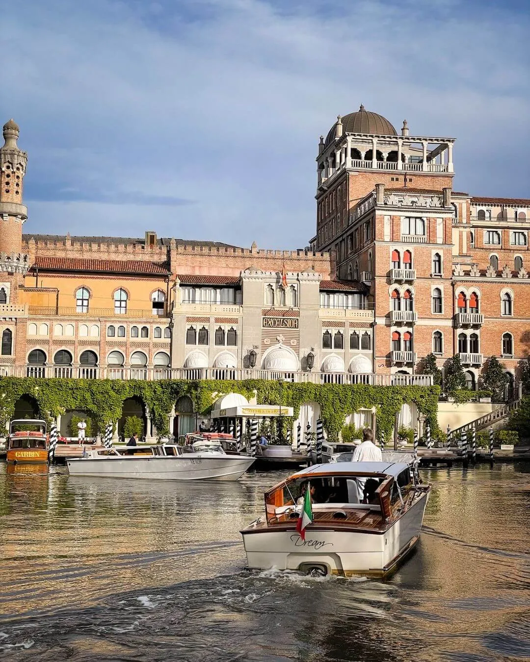 Social media Marketing — Motoscafo che va verso la Darsena dell'Hotel Excelsior al Lido di Venezia sullo sfondo l'hotel sembra un castello