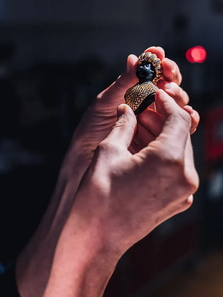 Creazione contenuti fotografici — Mani dell'orefice con un moretto intarsiato di brillanti
