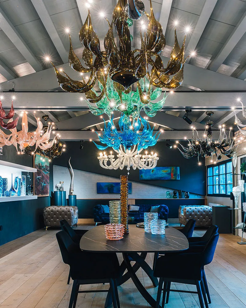 Progetto di Web Design e Fotografia — Showroom di LU Murano con lampadari moderni di ogni colore in vetro soffiato di Murano