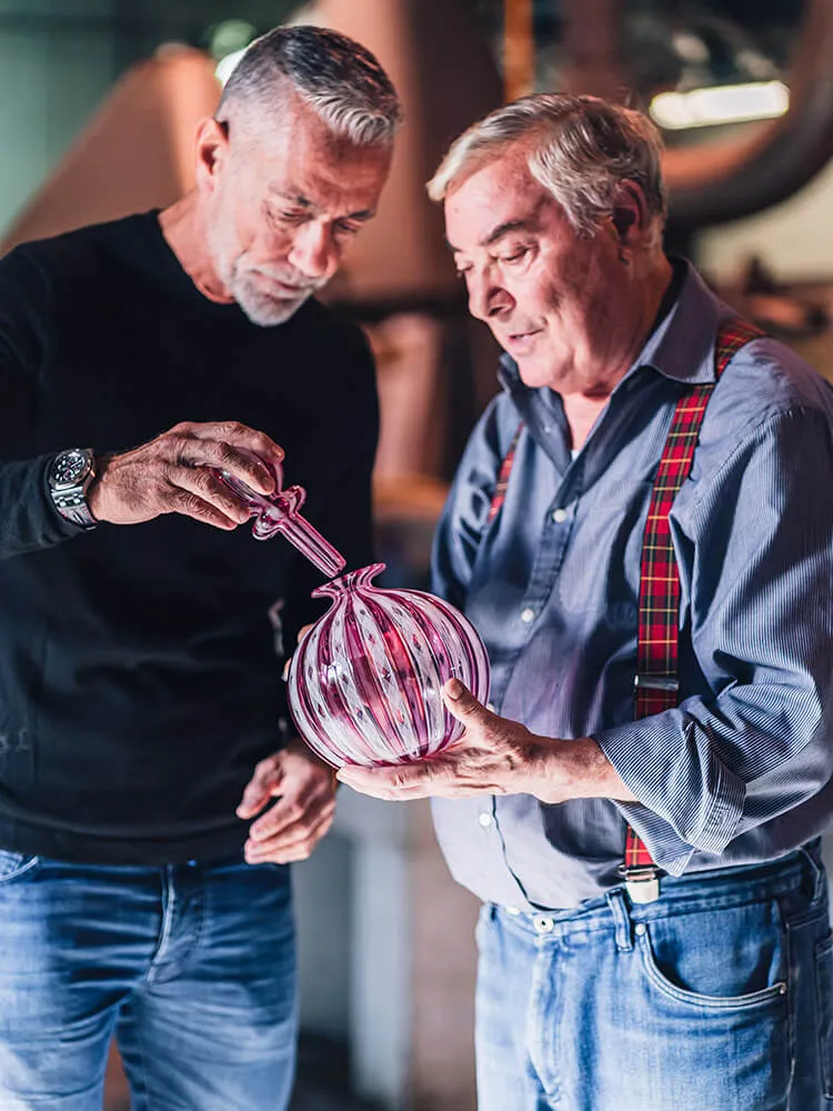 Fotografia per i social — Andrea Perotta e il Maestro Giancarlo Ballarin mentre sono in fornace a Murano con un Vaso soffiato in vetro