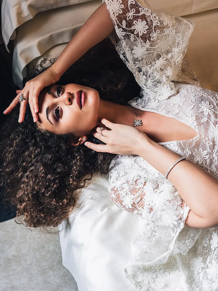 Servizio fotografico — Modella che indossa anello, pendente, orecchini e bracciale di brillanti